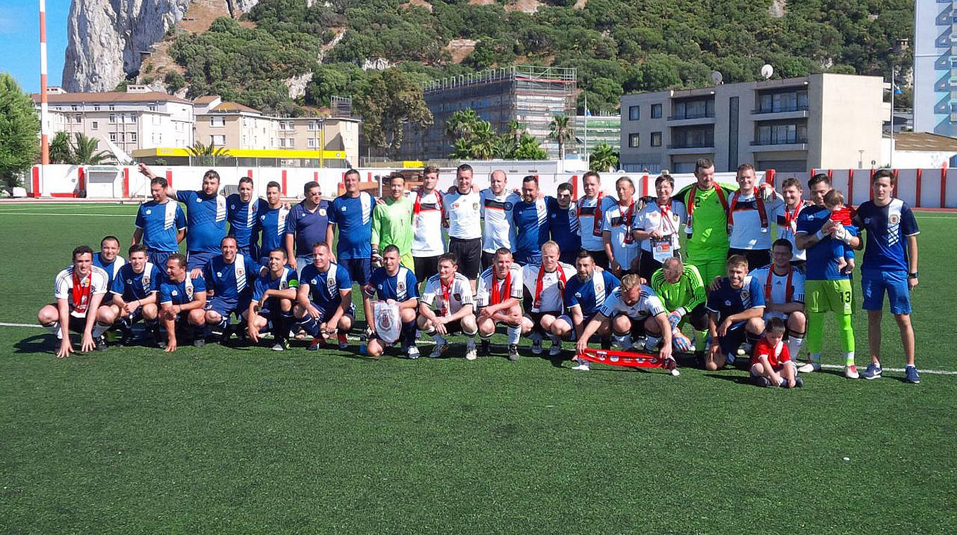 Gruppenfoto mit guter Laune: die Teams aus Deutschland und Gibraltar © DFB