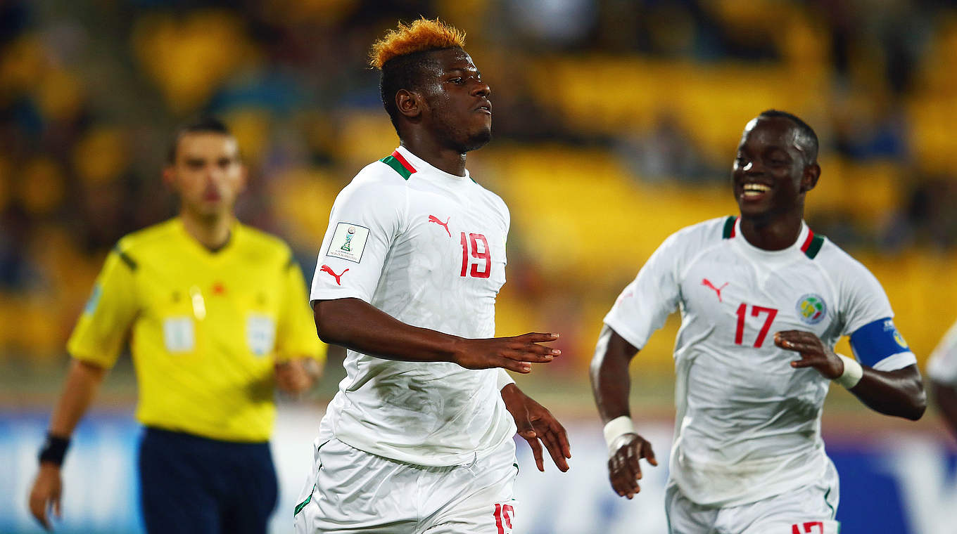 Siegtreffer: Seneagls Mamadou Thiam (l.) jubelt © 2015 FIFA