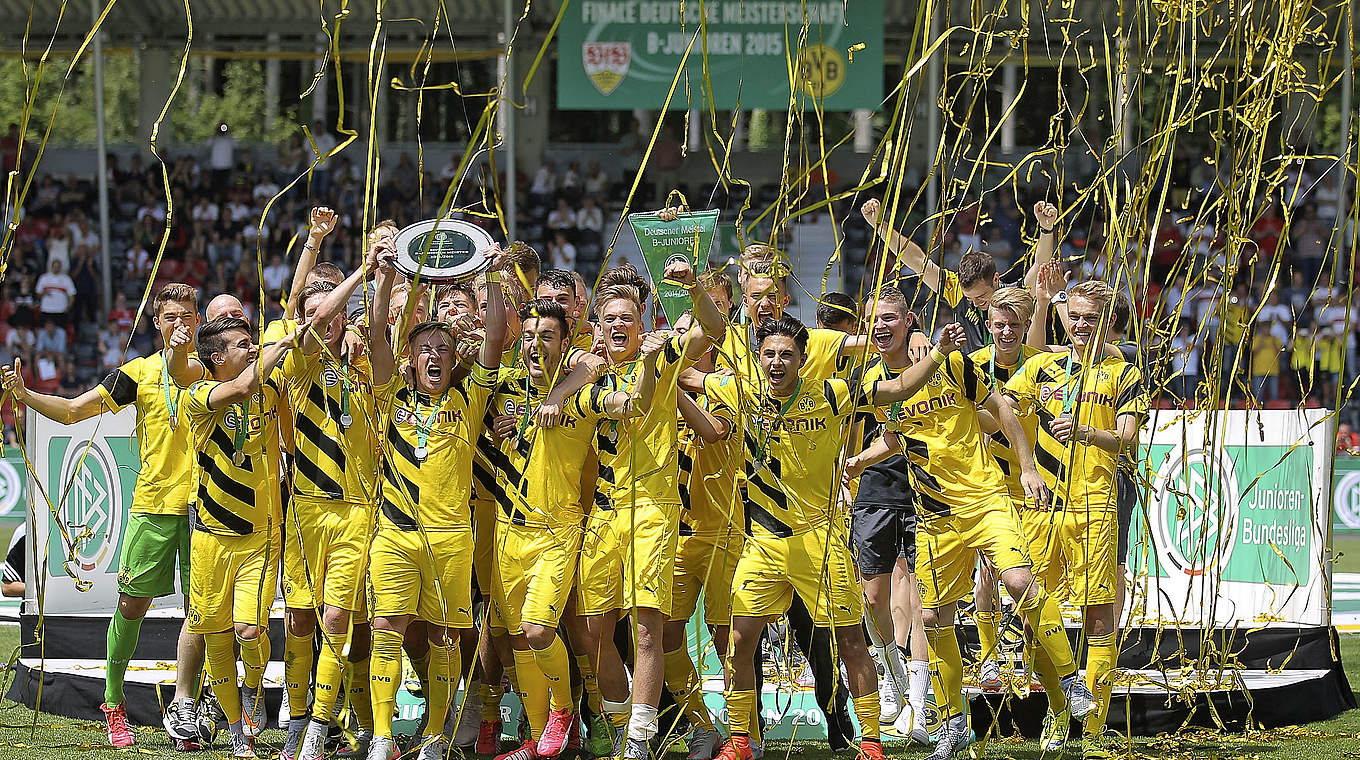 Schwarz-gelber Jubel: Hannes Wolf und die U 17 des BVB sind Deutscher Meister 2015 © 2015 Getty Images
