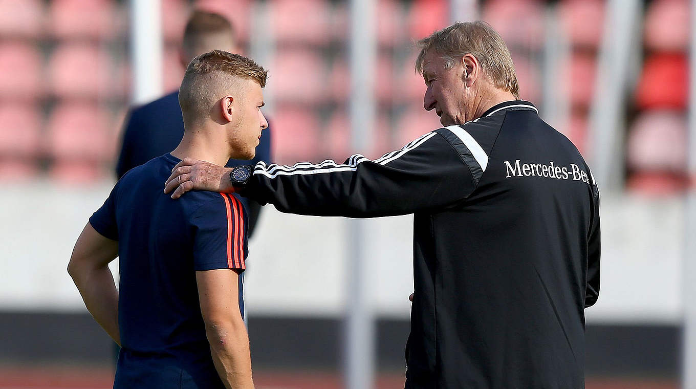 Meyer (l.) über Hrubeschs U 21: "Team ist sehr diszipliniert und hat großen Charakter" © 2015 Getty Images