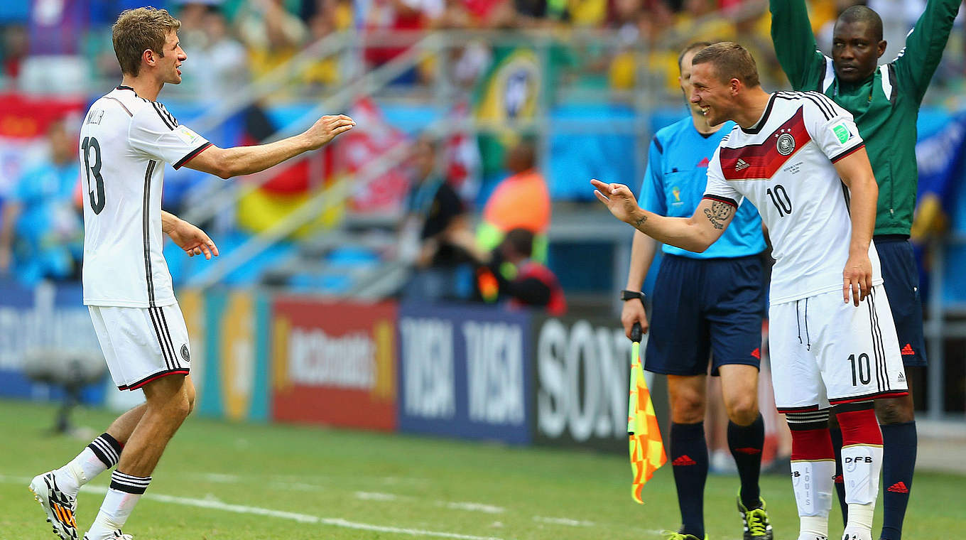 Gut gelaunt vom Feld: Thomas Müller (l.) geht, Lukas Podolski kommt ins Spiel © 2014 Getty Images