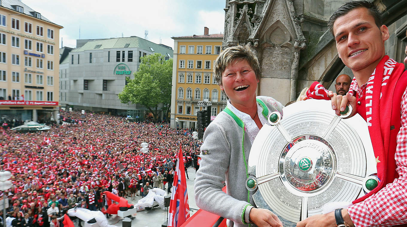 Mit Managerin Karin Danner auf dem Rathausbalkon in München: Thomas Wörle © 2015 Getty Images