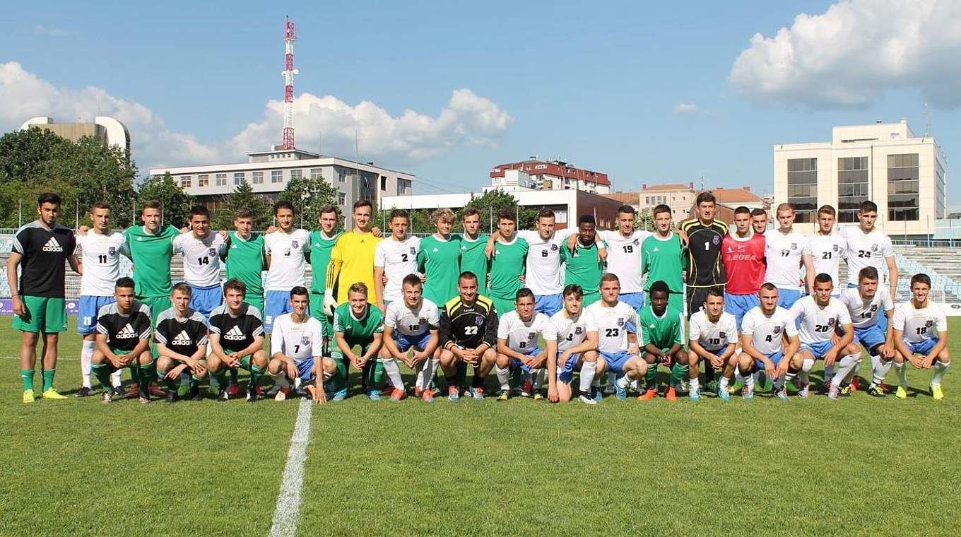 Gemeinsames Mannschaftsfoto der sächsischen U 18 mit Kosovos U 19 © André Näth