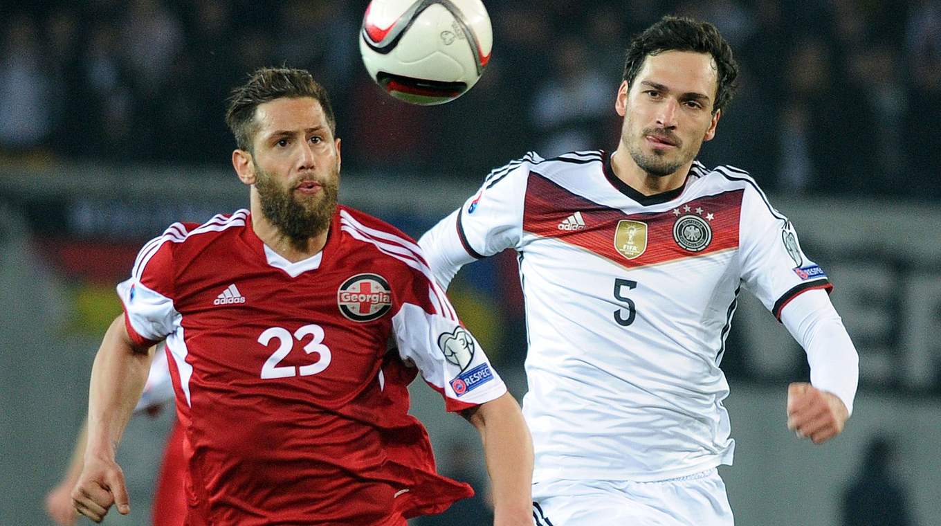 Hinterher: Mats Hummels (r.) im Laufduell mit dem Georgier Levan Mchedlidze © AFP