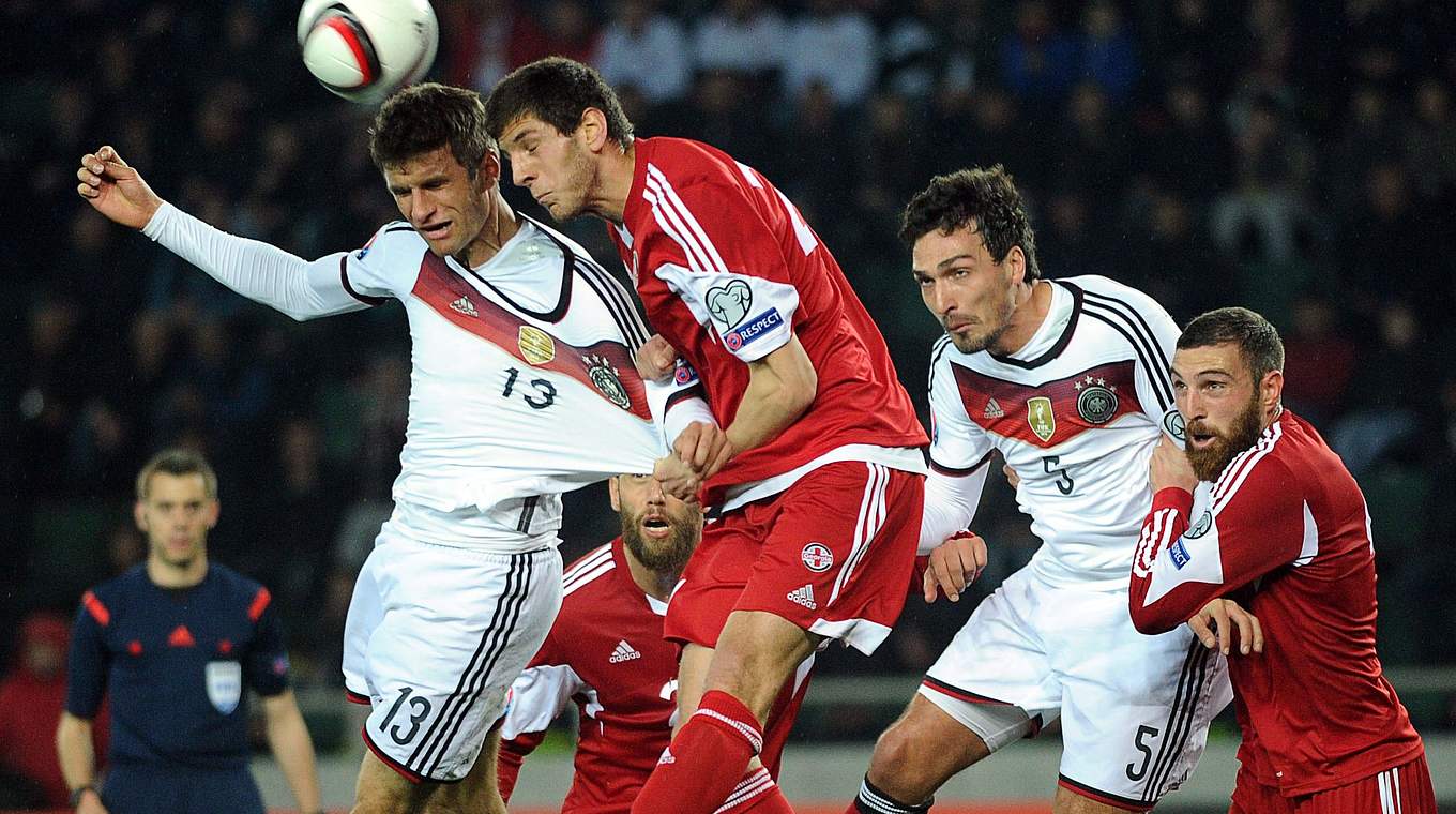 Gerissen: Thomas Müller (2.v.l.) in einem Kopfballduell im Hinspiel in Tiflis © Getty Images