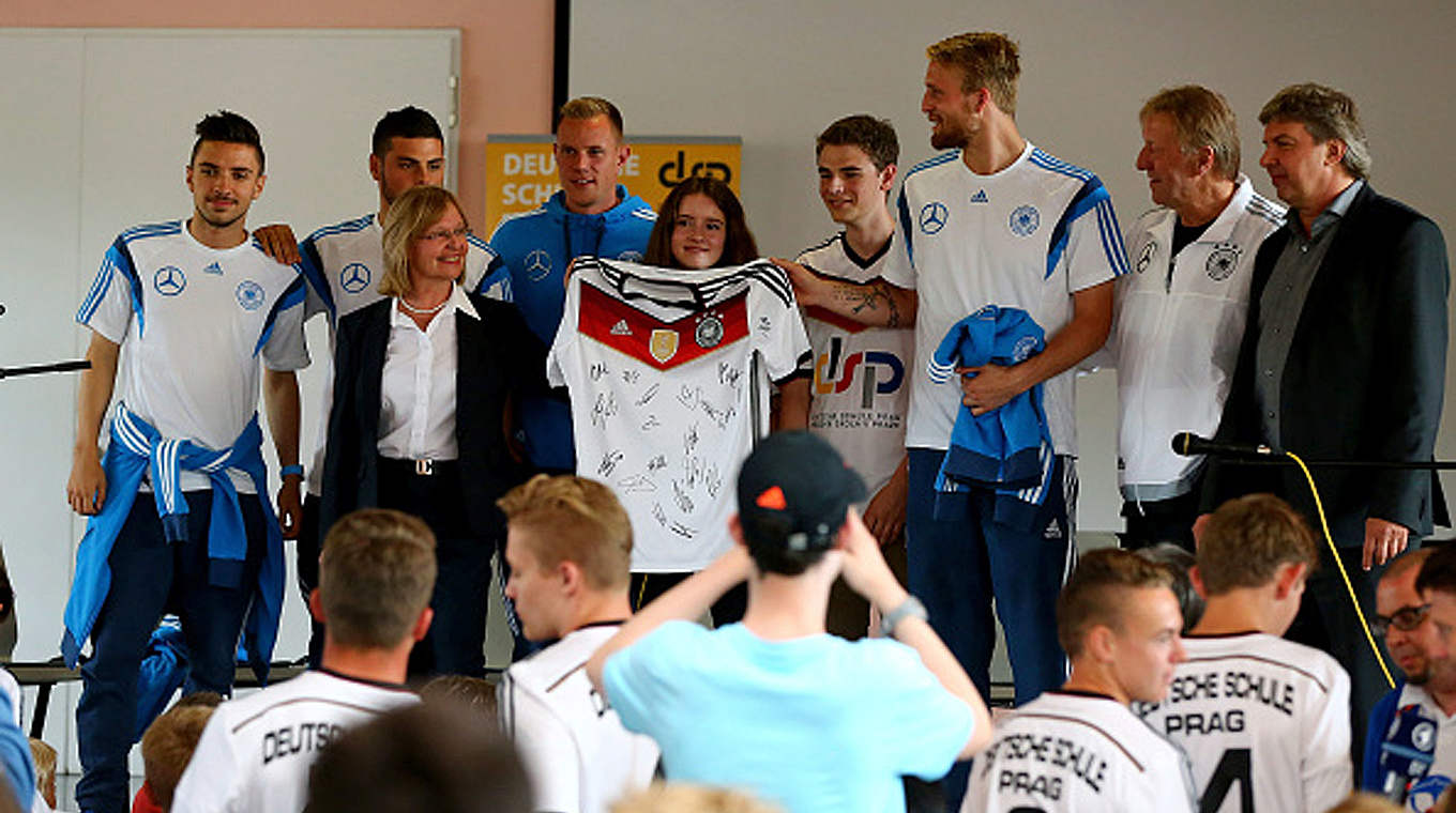 Ein Unterschriftentrikot für die Schüler in Prag: Gruppenbild mit U 21-Nationalspielern © 2015 Getty Images
