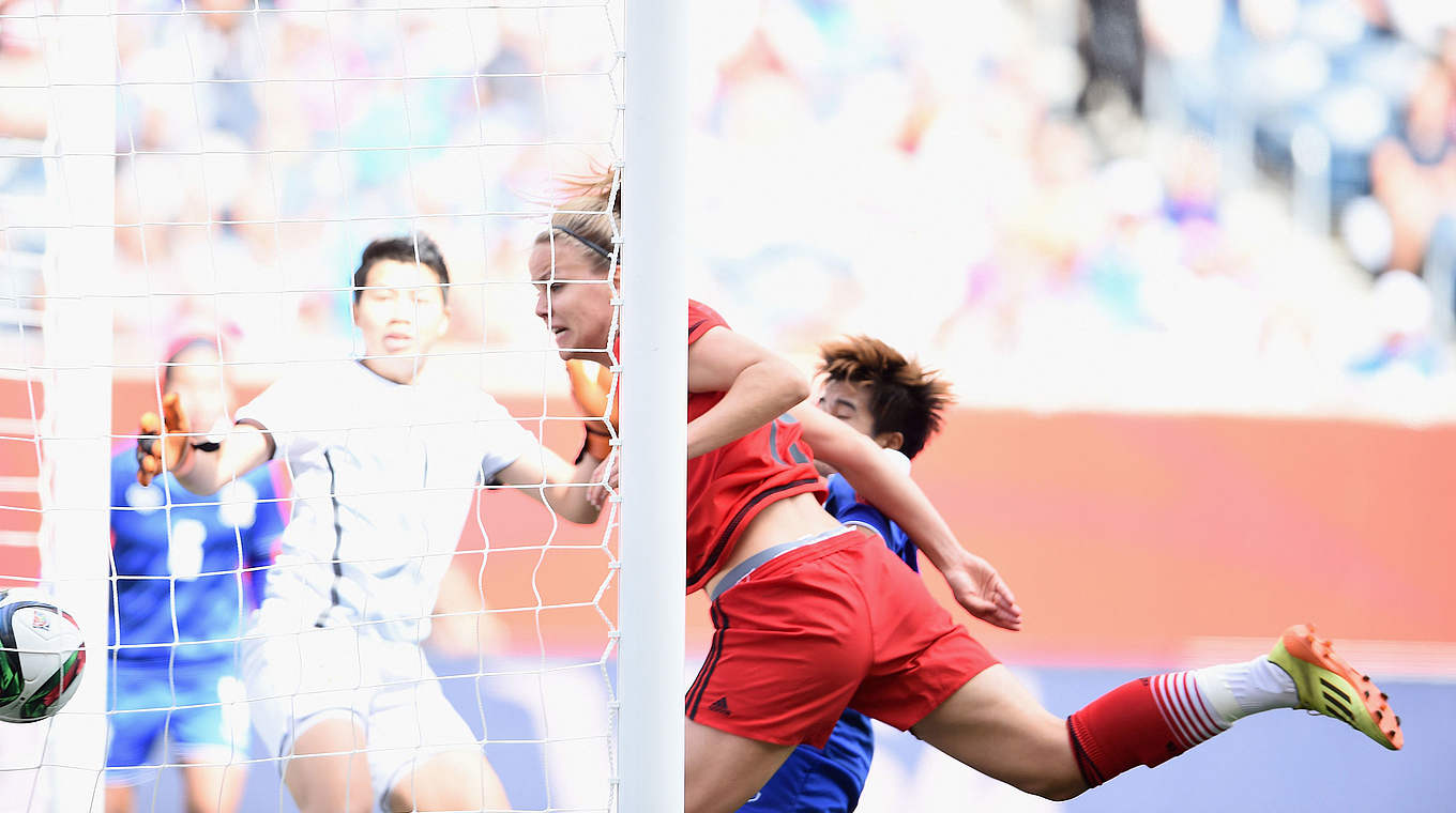 Gleich zweimal per Kopf gegen Thailand erfolgreich: Lena Petermann aus Freiburg © 2015 Getty Images