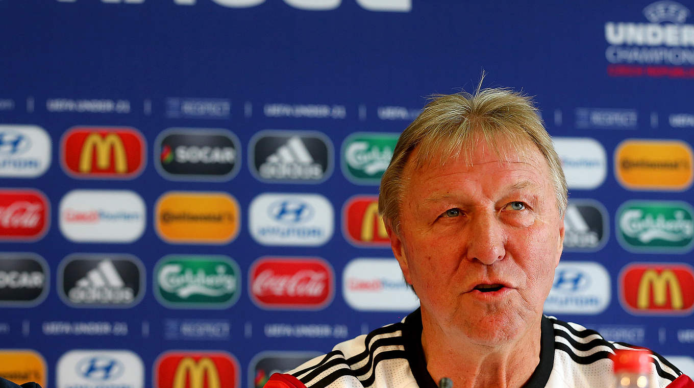 Coach Hrubesch woundn't give away his starting eleven © 2015 Getty Images