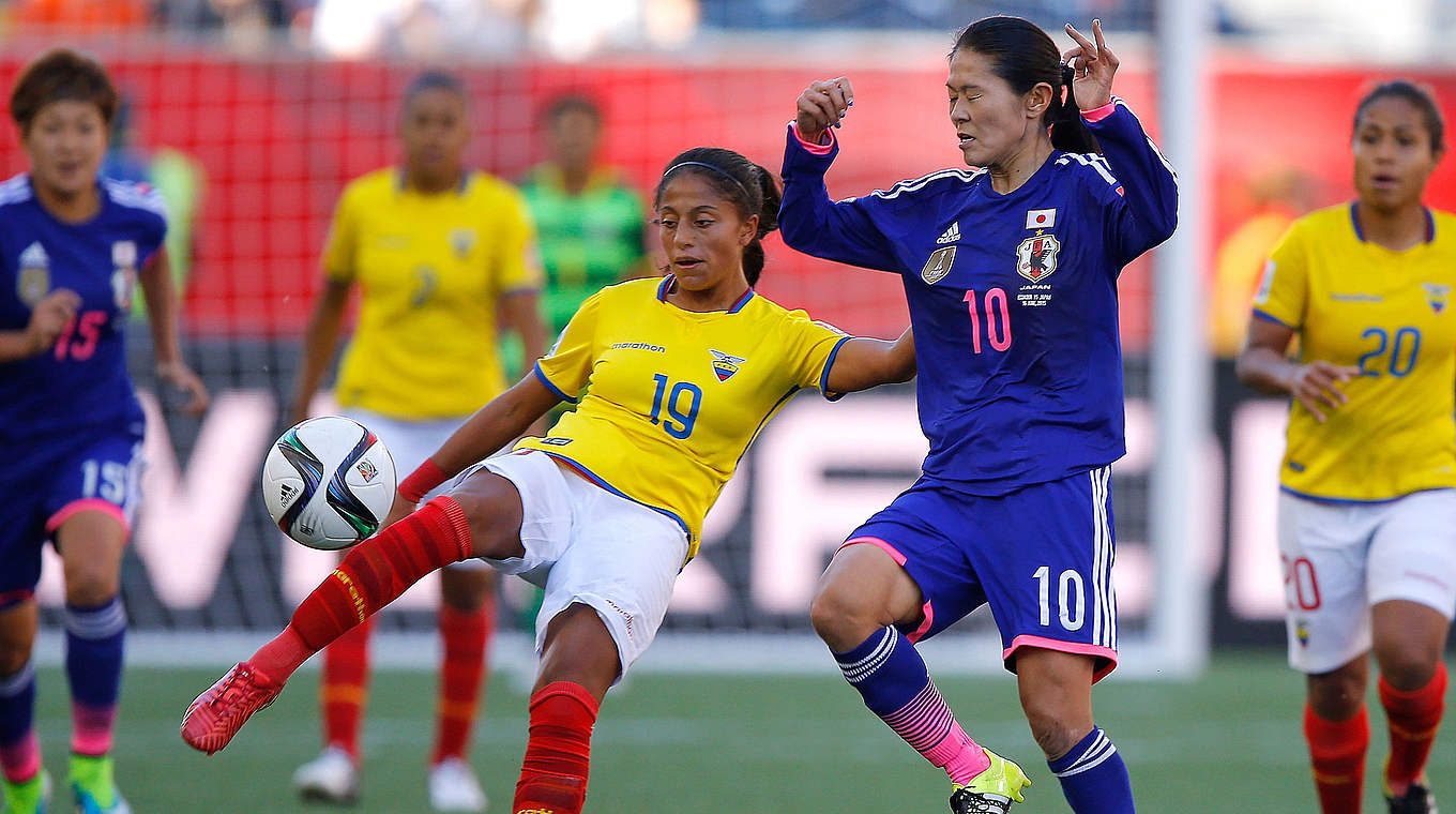 Knapper Sieg gegen Ecuador: Homare Sawa (2.v.r.) und Weltmeister Japan © 2015 Getty Images