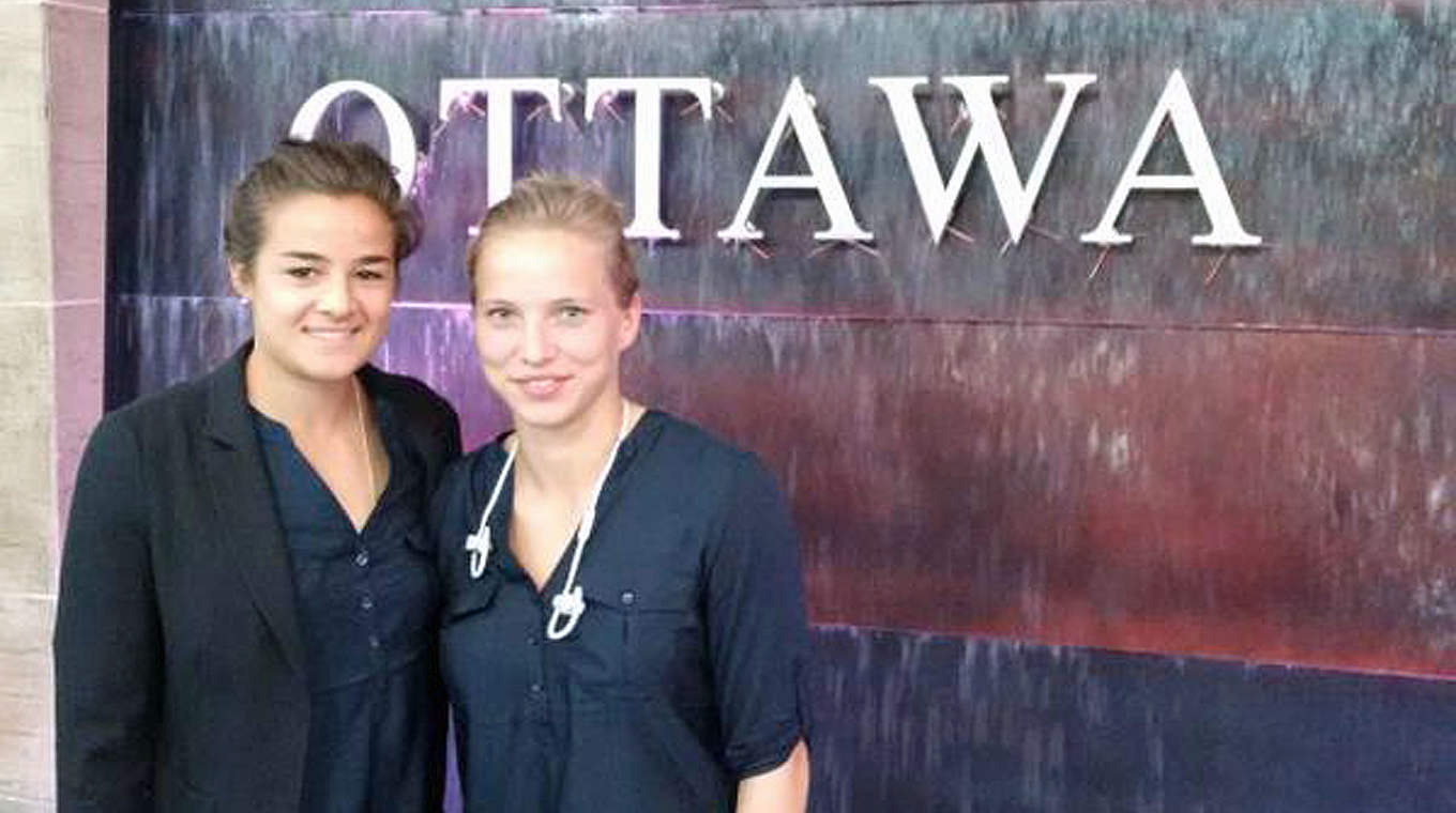 Zurück in Ottawa: Lena Lotzen (l.) und Tabea Kemme posieren am Flughafen © DFB