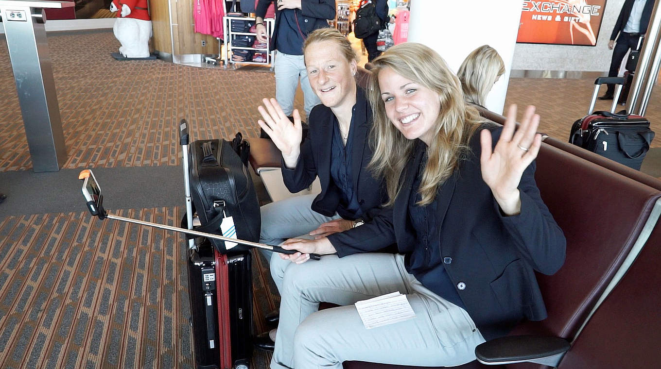 Gruß kurz vor dem Abflug aus Winnipeg: Melanie Behringer und Lena Petermann (r.) © DFB