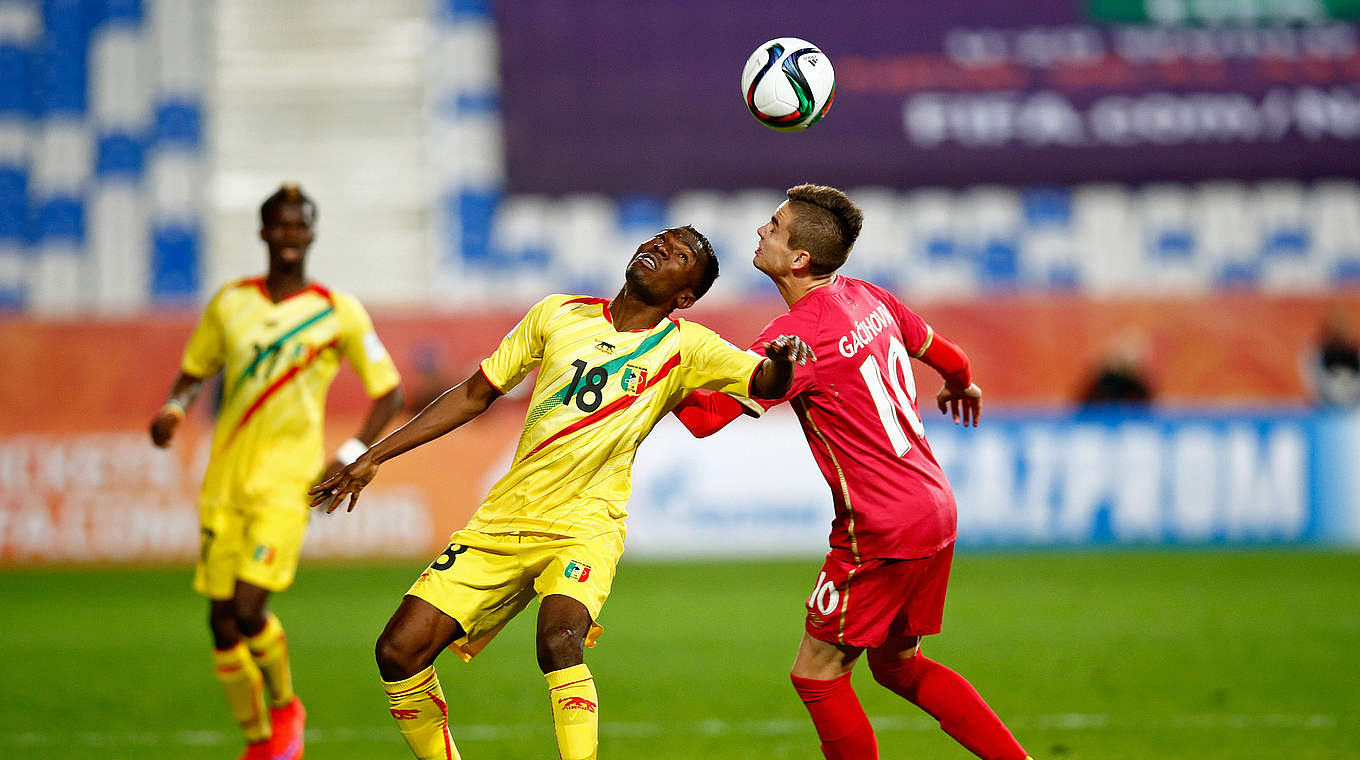 Immer den Ball im Blick: Malis Dieudonne Gbakle gegen den Serben Mijat Gacinovic (r.) © 2015 Getty Images