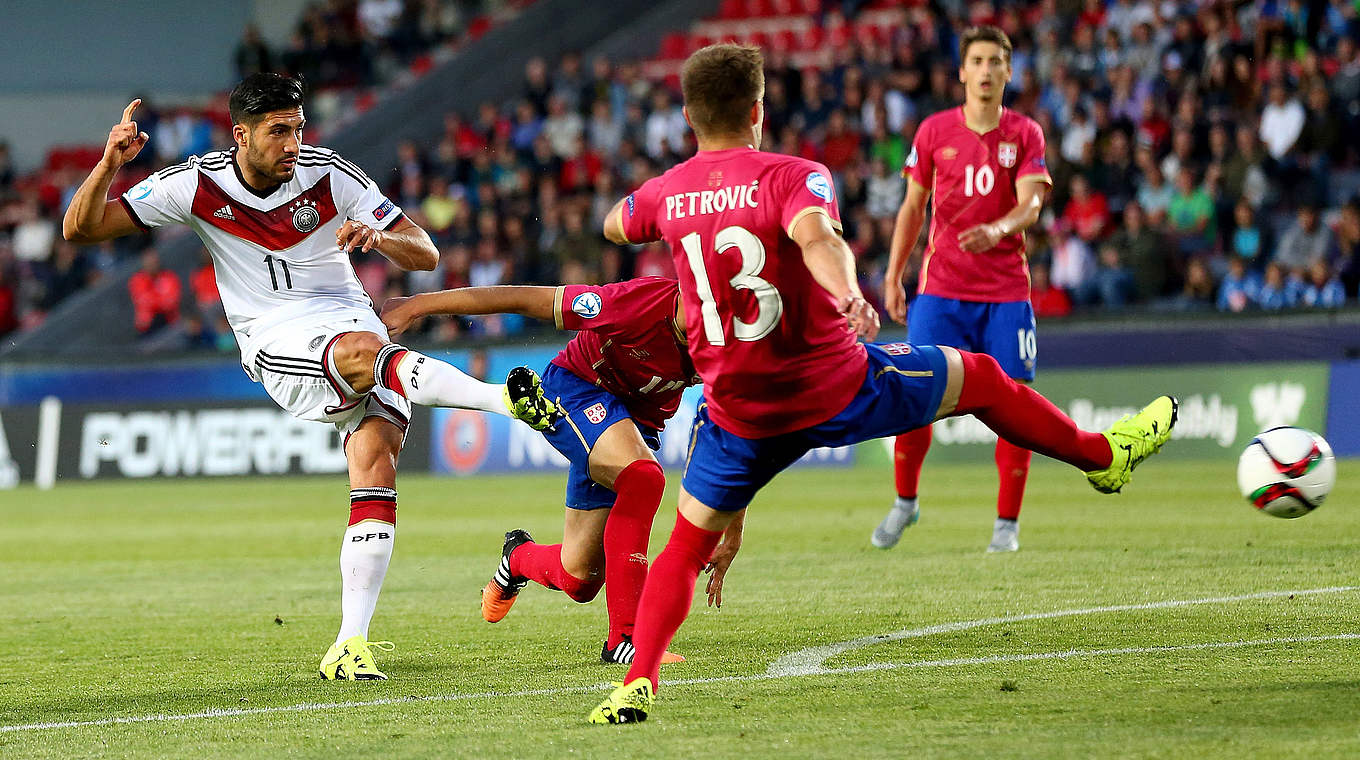 Das Tor zum Ausgleich im EM-Auftaktspiel gegen Serbien: Liverpools Emre Can (l.) © 2015 Getty Images