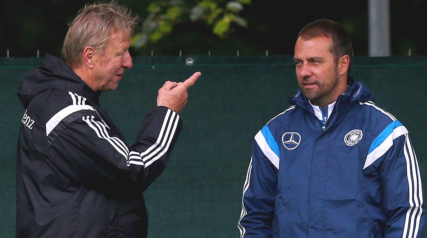 DFB-Sportdirektor Hansi Flick (r.) mit Trainer Horst Hrubesch: "Es gibt keinen Königsweg" © 2015 Getty Images
