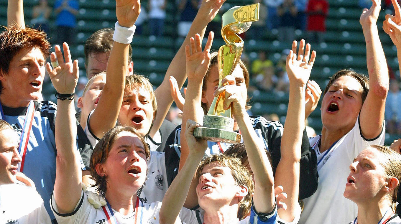 Der erste deutsche Stern: die DFB-Frauen holen 2003 den WM-Titel  © Bongarts