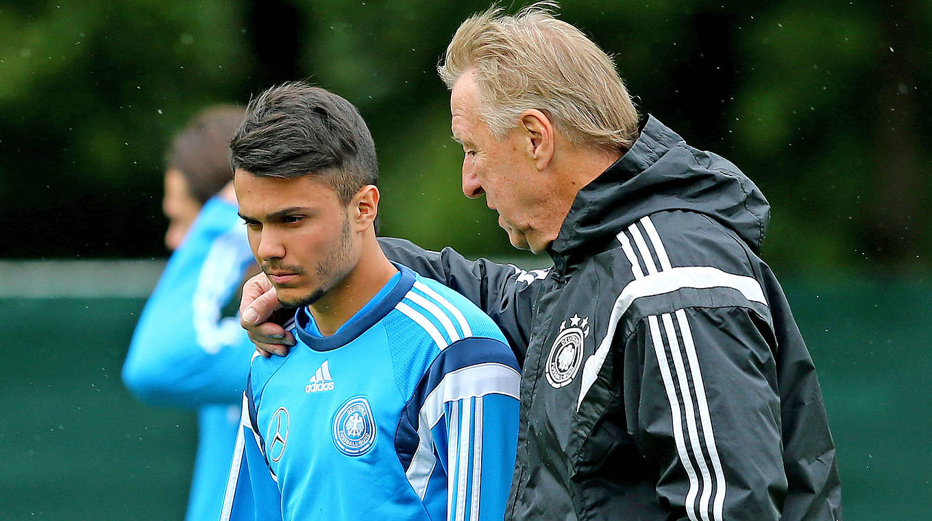 Leonardo Bittencourt with Hrubesch - "The coach is the boss and decides the line-up" © 2015 Getty Images