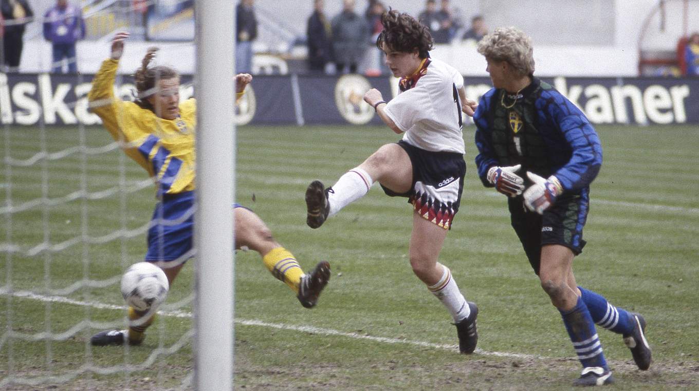 Trifft zwei Minuten nach ihrer Einwechslung: Birgit Prinz im EM-Finale 1995 © imago