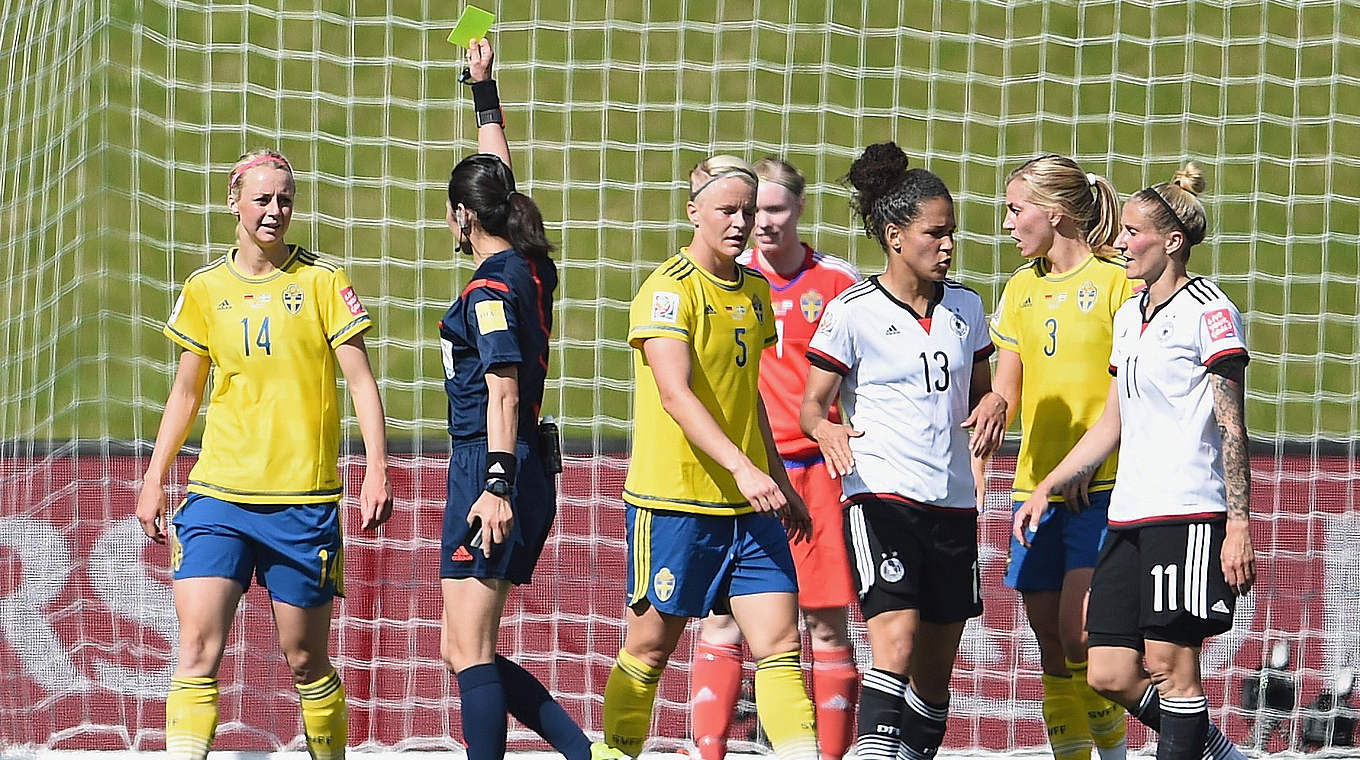 Penalty and yellow: Sasic assumes responsibility © 2015 Getty Images