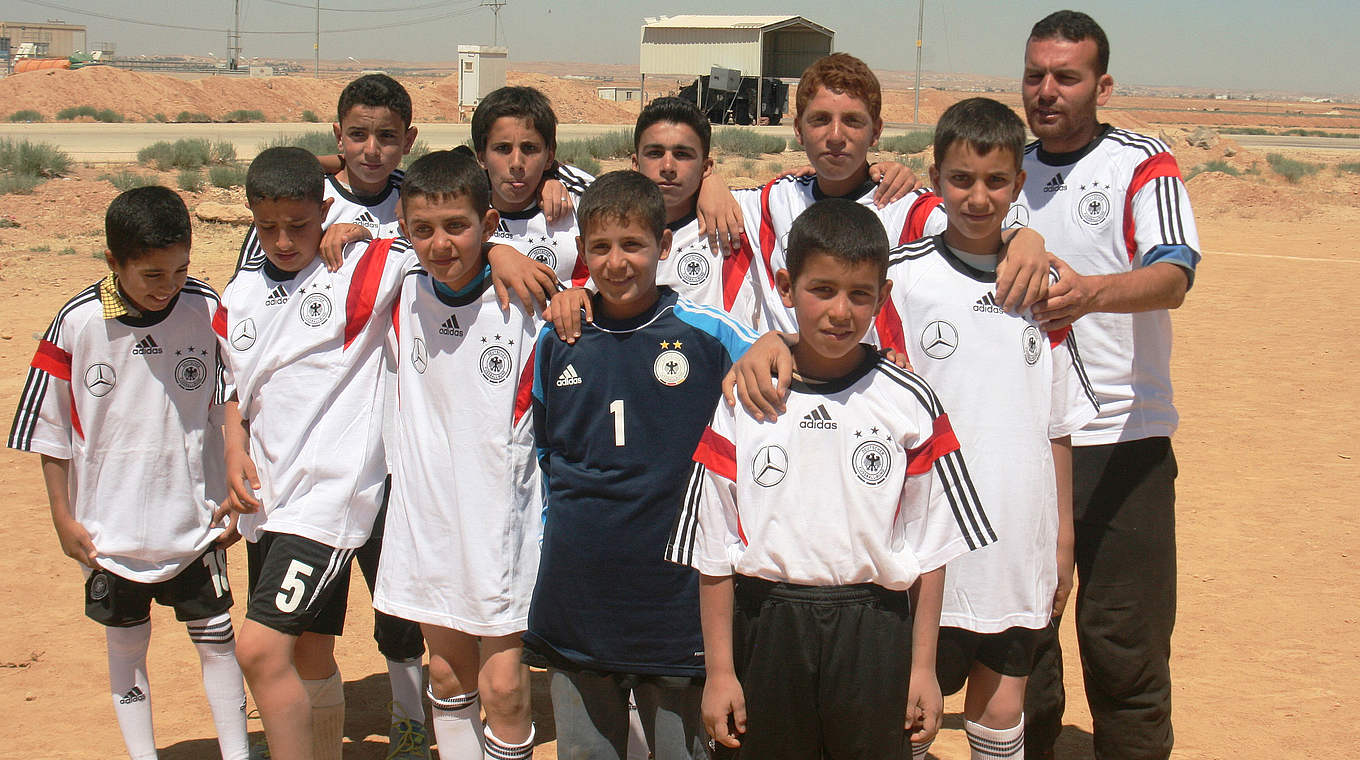 In deutschen Trikots: eine Jungenmannschaft beim Turnier im Flüchtlingscamp © Foundation for Children/UEFA		