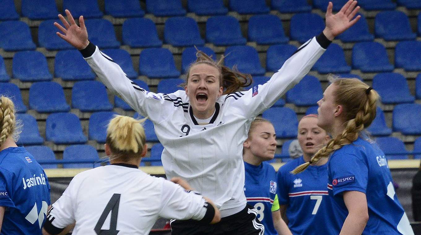 Freude: Steffi Sanders feiert einen ihrer Treffer gegen Island.  © Getty Images