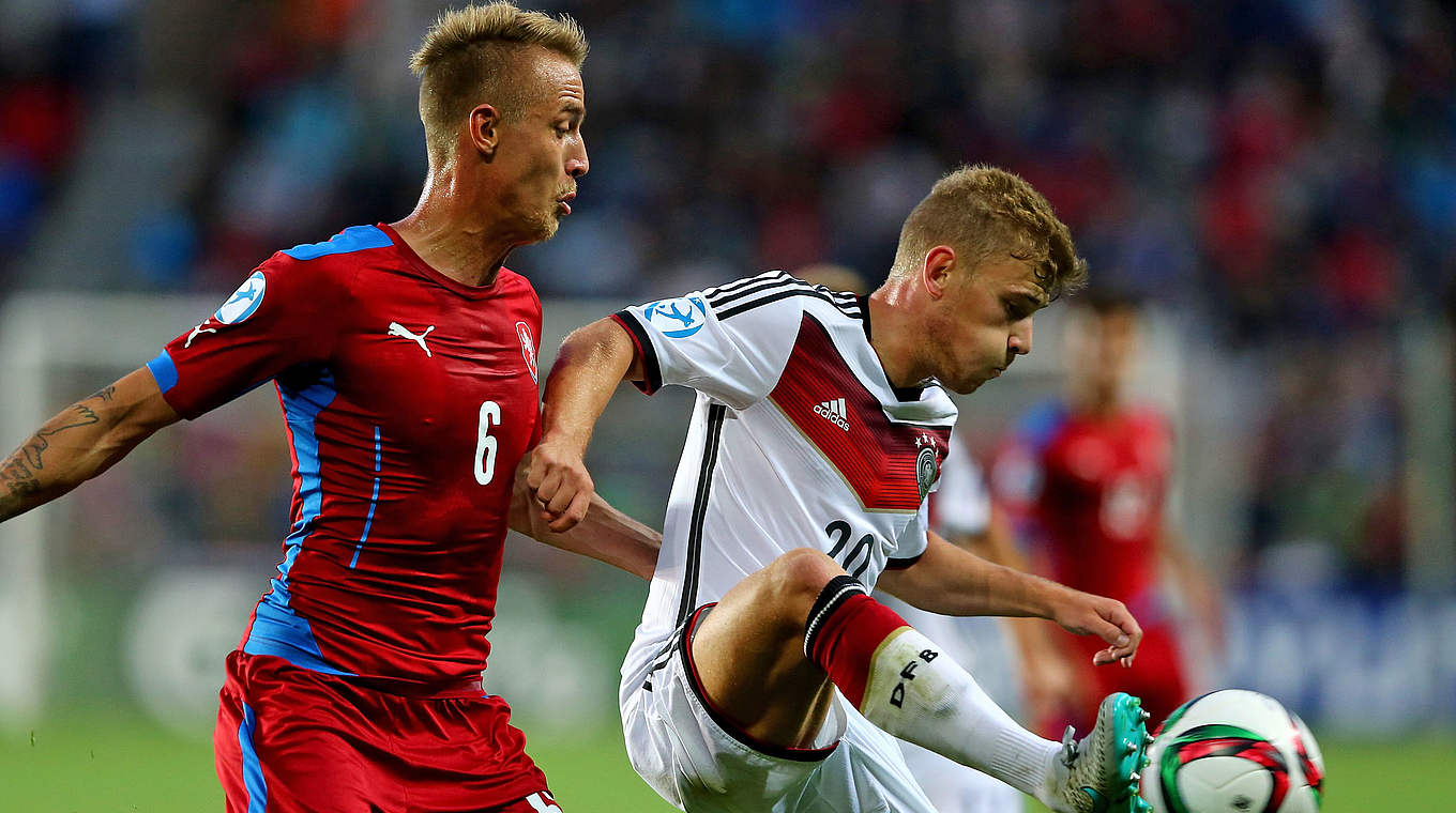 Max Meyer keeps the ball under control © 2015 Getty Images