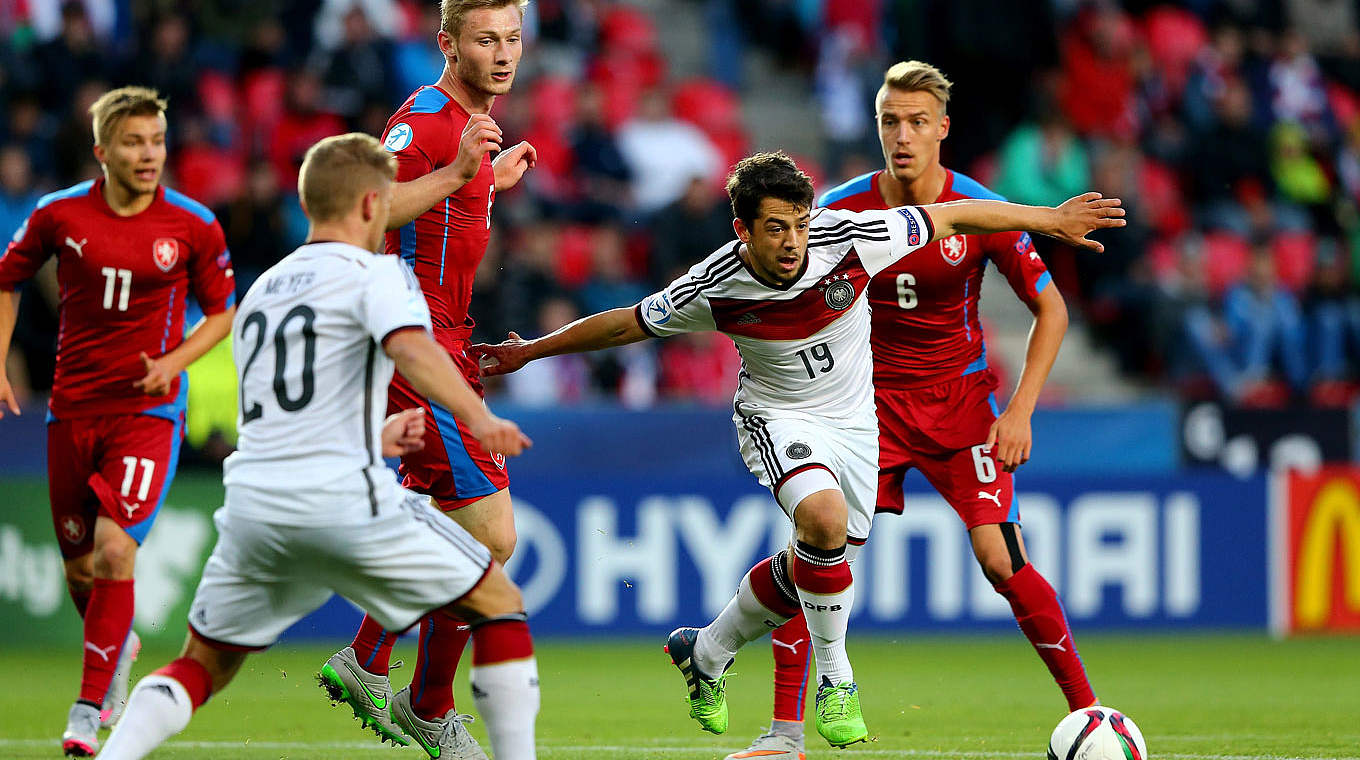  Amin Younes holds of the Czech defence © 2015 Getty Images