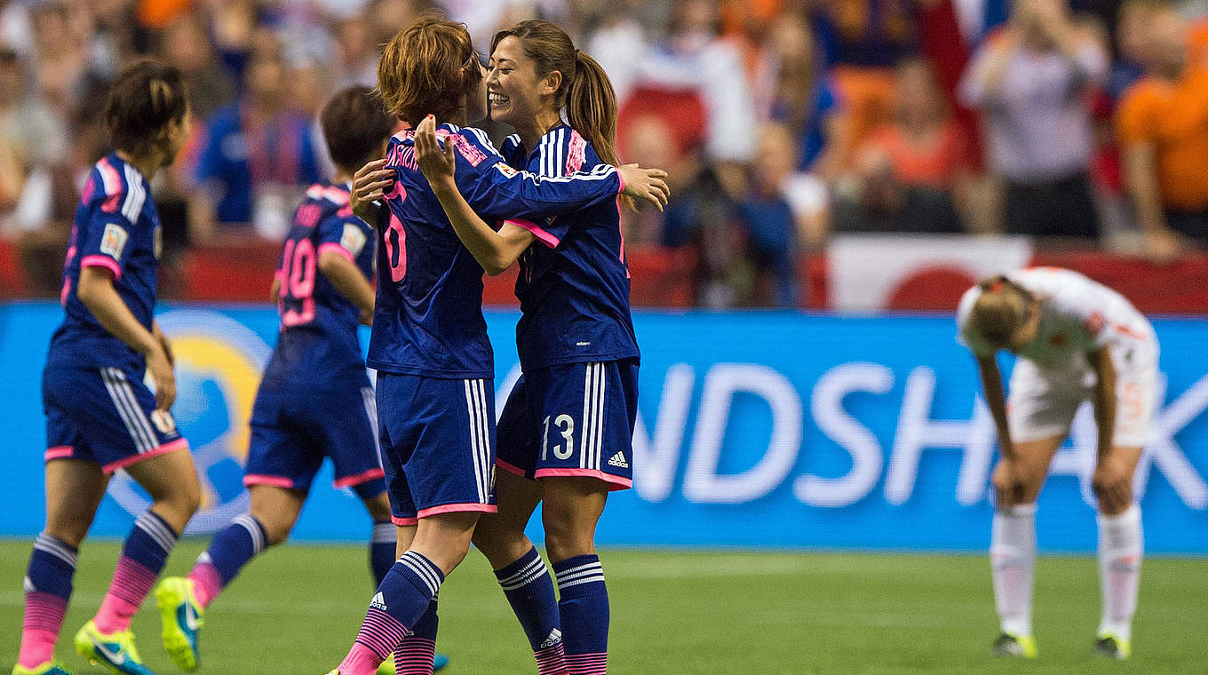 Jubel bei Titelverteidiger Japan: Einzug ins Viertelfinale perfekt © 2015 Getty Images