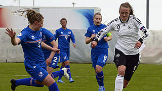 In sie setzt Bernhard wieder großes Vertrauen: Torjägerin Stefanie Sanders (r.) © 2015 Getty Images