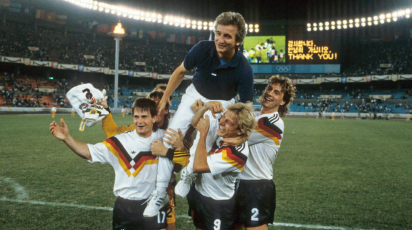 Wurde 1988 mit Klinsmann (2.v.r.) und Co. Olympiadritter: Hannes Löhr (o.) © imago sportfotodienst