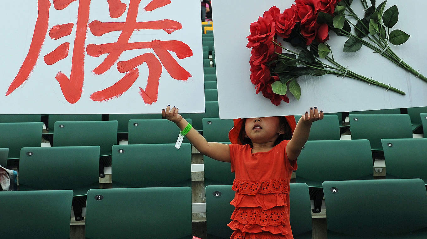 Unterstützung von den ganz Kleinen: China steht im Viertelfinale © 2015 FIFA