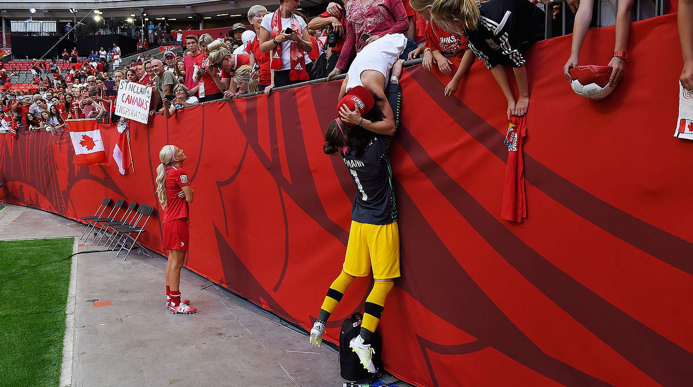 Jubel bei den Gastgebern: Kanadas Torfrau Erin McLeod feiert mit einem Fan © 2015 FIFA