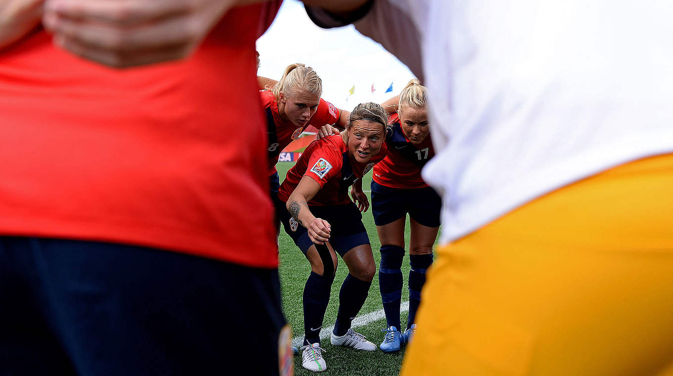 Letzte Anfeuerung: Norwegens Spielerinnen vor dem Achtelfinale gegen England © 2015 FIFA