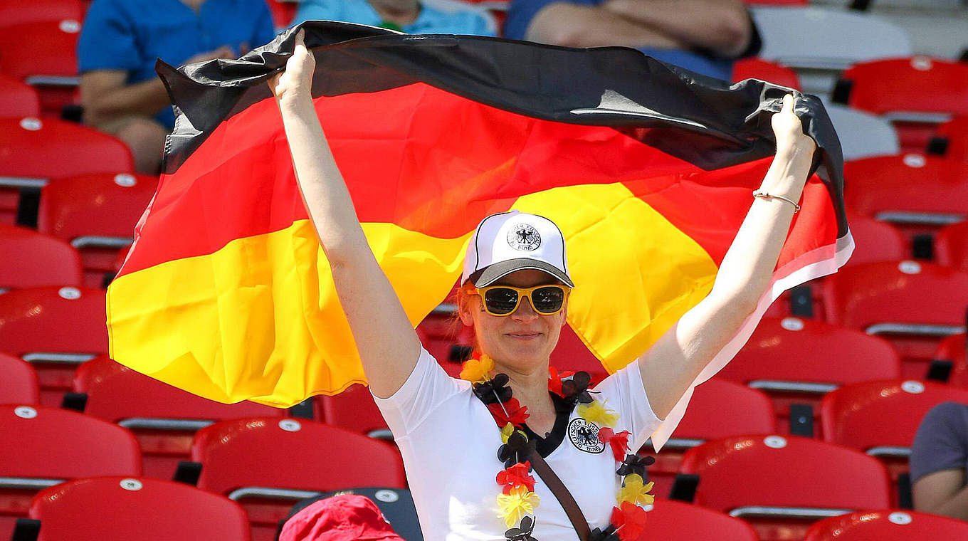 Jubelt über den Achtelfinalsieg gegen Schweden: ein deutscher Fan © imago/foto2press