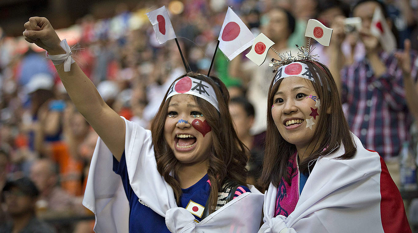 Begeisterung über den Einzug in die nächste Runde: Japans Fans © AFP/Getty Images