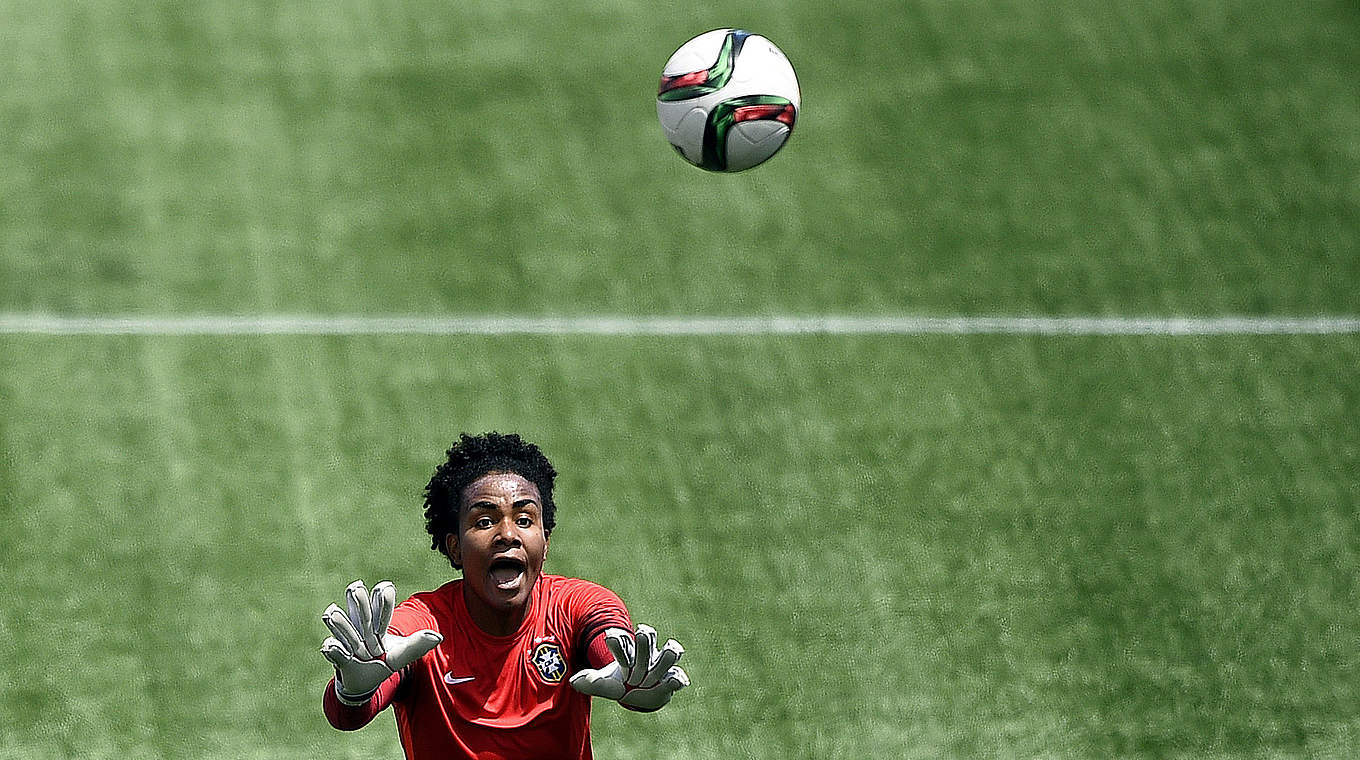 Den Ball fest im Blick: Brasiliens Keeperin Luciana © AFP/Getty Images