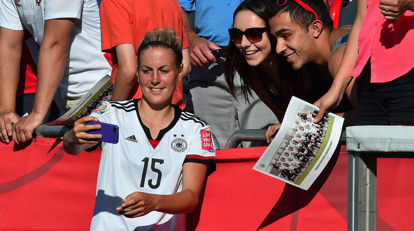 Viertelfinale mit Deutschland gebucht, Selfie mit den Fans: Jennifer Cramer © AFP/Getty Images