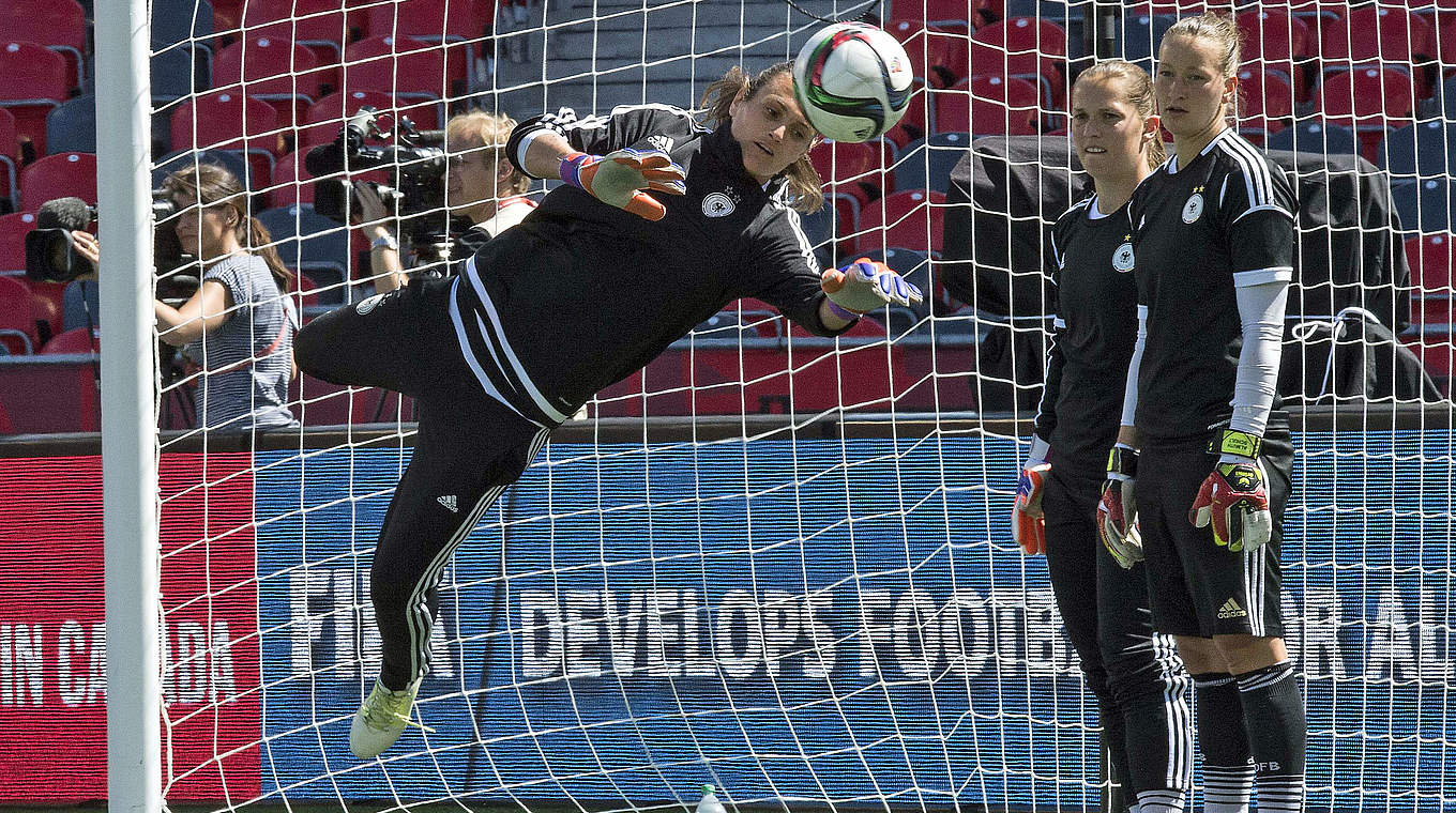 Abflug: Nadine Angerer (l.) hängt sich im Training voll rein © AFP/Getty Images