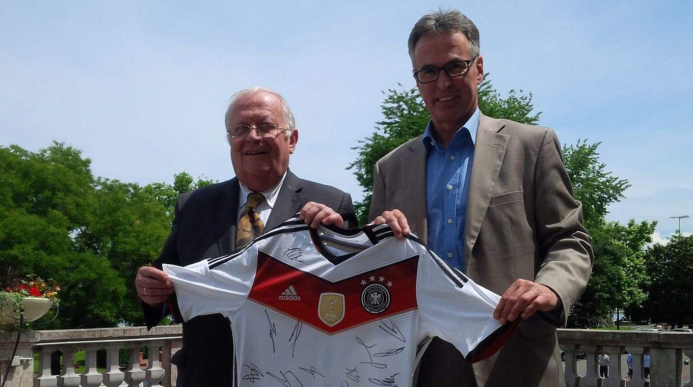 DFB-Generalsekretär Helmut Sandrock (r.) mit dem Bürgermeister von Évian-les-Bains, Marc Francina © DFB