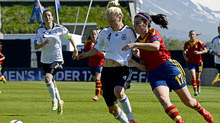 Erste Niederlage bei der EM: die U 17-Juniorinnen des DFB um Victoria Krug (l.) © 2015 Getty Images