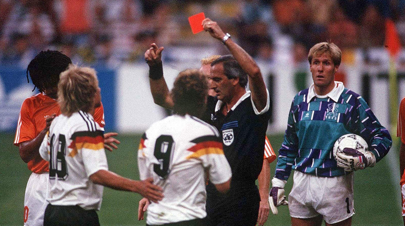 Skandalöser Platzverweis gegen die Niederlande: Rudi Völler sieht unberechtigt die Rote Karte © 