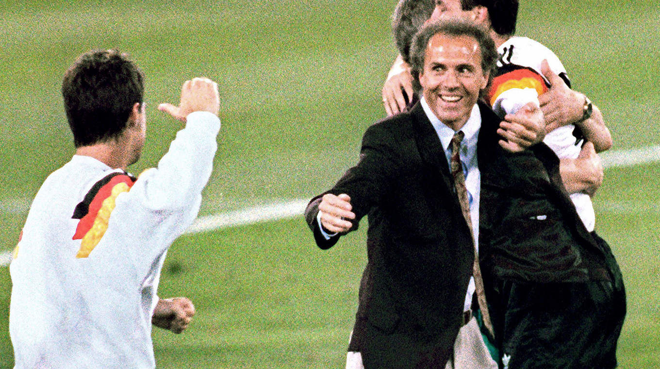 Dank an die Spieler: Beckenbauer feiert auf dem Rasen des Stadio Olimpico in Rom © Bongarts/GettyImages