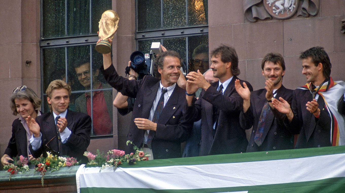 Weltmeister zum Zweiten: Beckenbauer als Teamchef der DFB-Auswahl 1990 mit Pokal © imago/Kosecki