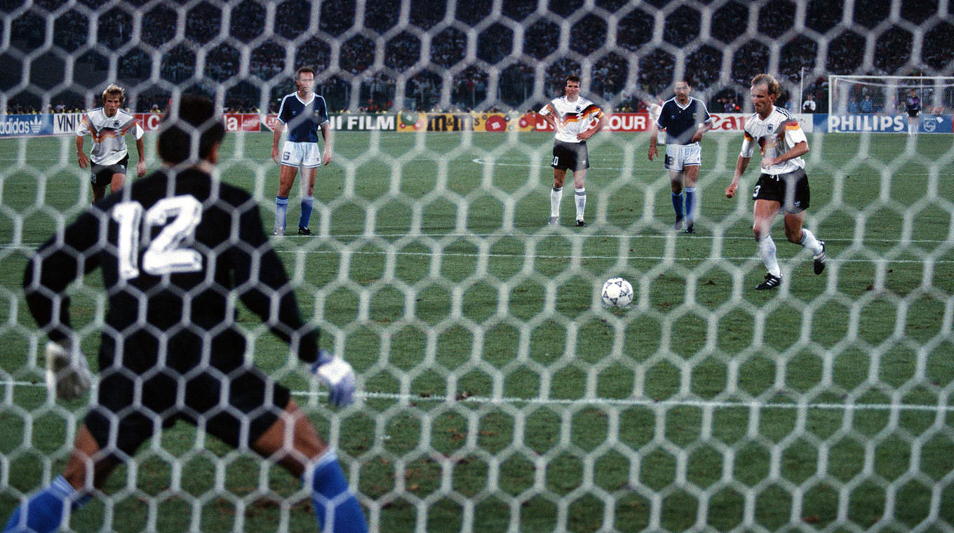 Entscheidender Schuss: Brehme verwandelt den Elfer zum dritten WM-Triumph © 1990 Getty Images