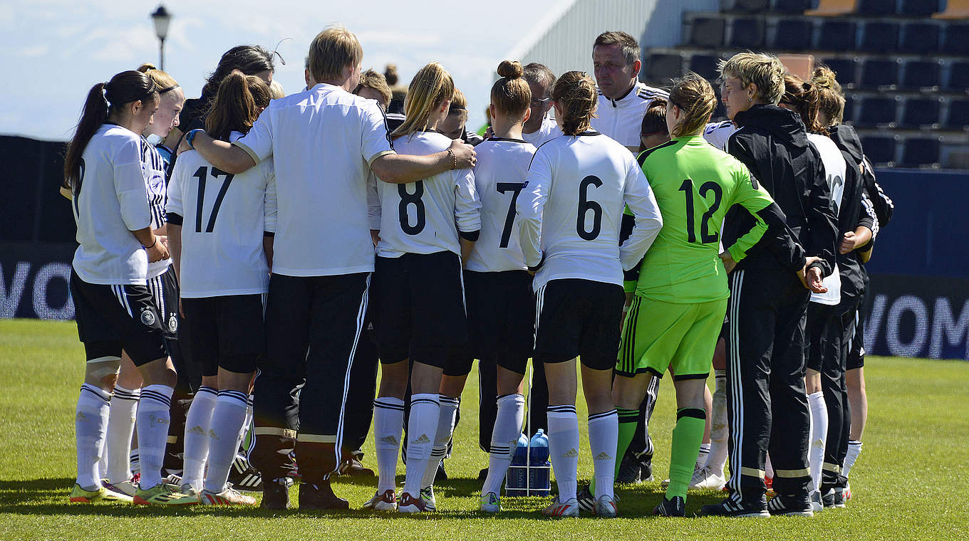 Anspannung vor dem letzten Gruppenspiel: die U 17-Juniorinnen © 2015 Getty Images