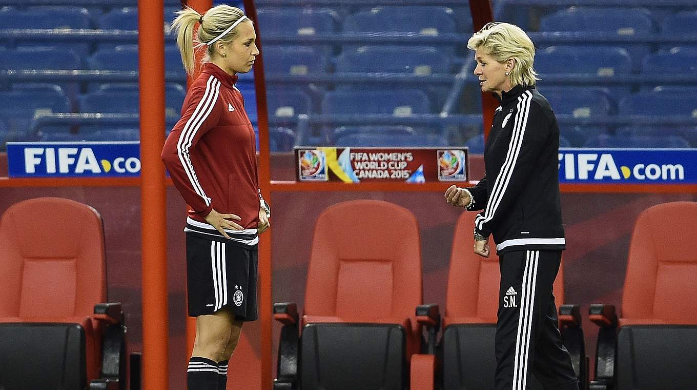 Die Bundestrainerin mit Lena Goeßling © 2015 Getty Images