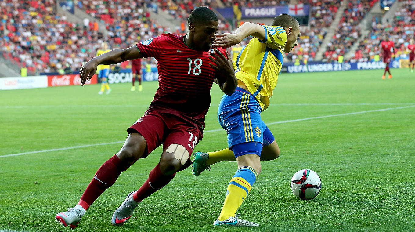 Abgeschirmt: Victor Lindelöf (r.) gegen Portugals Ivan Cavaleiro © 2015 Getty Images