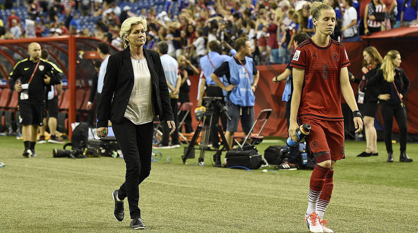 Leere nach dem K.o. im WM-Halbfinale: Silvia Neid (l.) verlässt den Platz © FRANCK FIFE/AFP/Getty Images