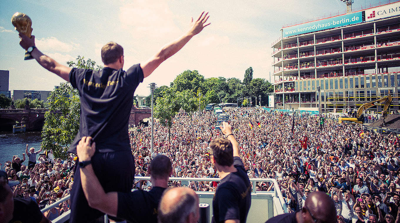 Party in Berlin und die Sonne feiert mit: Neuer präsentiert Pokal auf Fanmeile © 