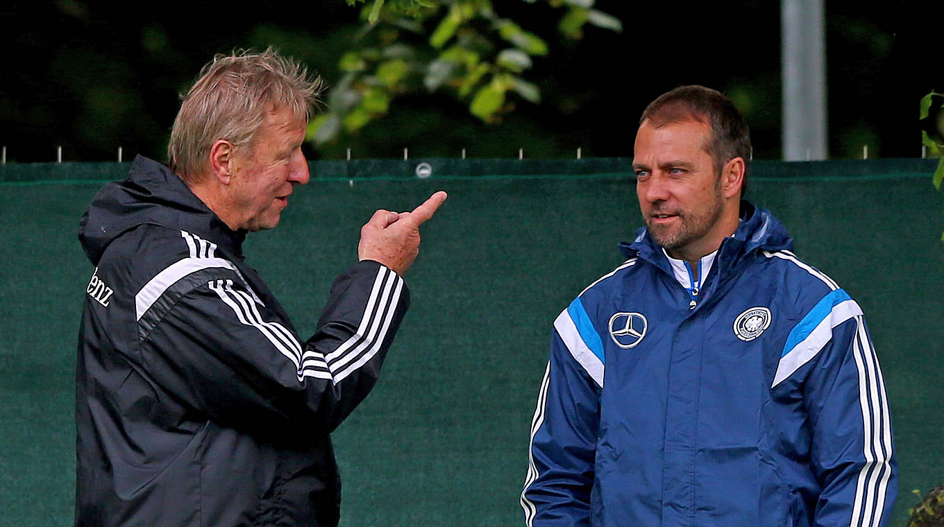 Hrubesch (l.), hier mit DFB-Sportdirektor Flick: "Fußball geht nicht auf Knopfdruck" © 2015 Getty Images