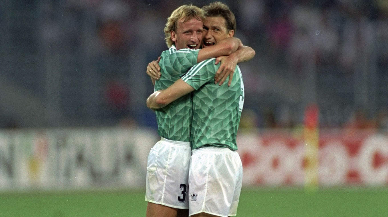 Nach dem Halbfinalsieg gegen England: Andreas Brehme (l.) und Klaus Augenthaler © Bongarts